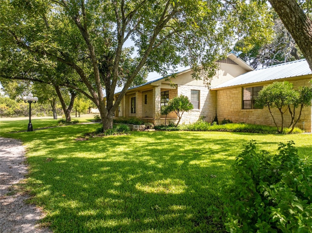 view of front of property featuring a front lawn