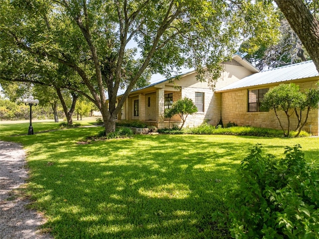 view of front of property featuring a front lawn