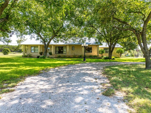 ranch-style home featuring a front lawn