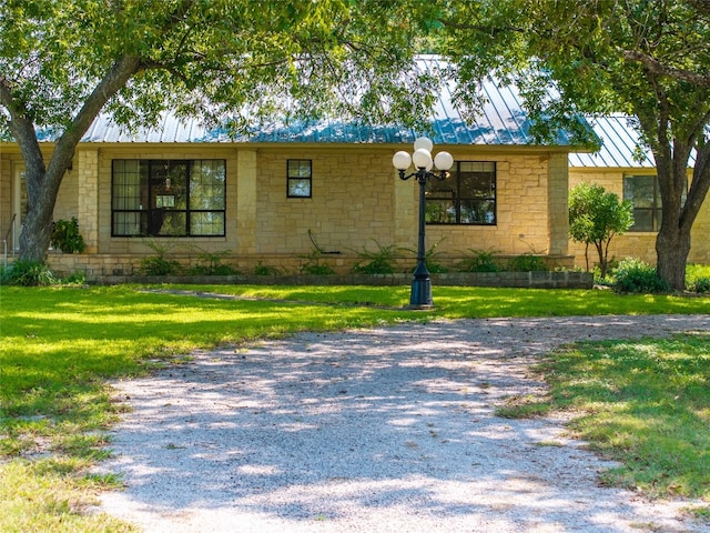 view of front of home featuring a front yard