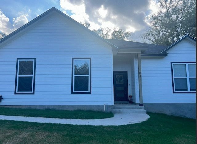 view of front of house with a front lawn