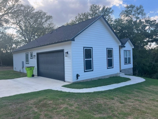 view of front facade with a front yard