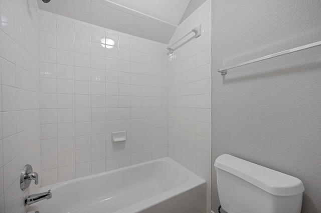 bathroom with tiled shower / bath and toilet