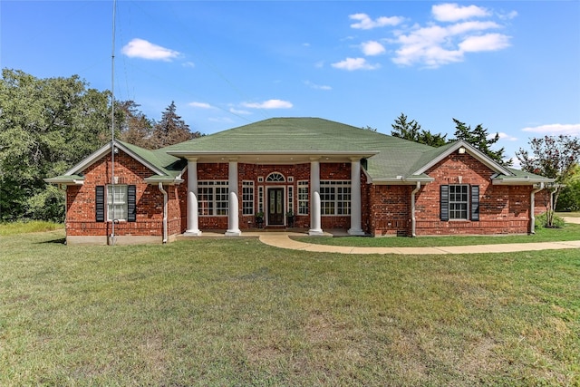 view of front of house featuring a front yard