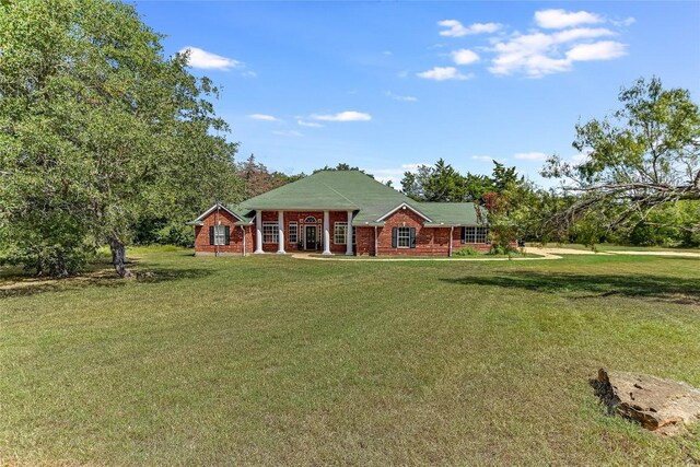 view of front of property featuring a front yard