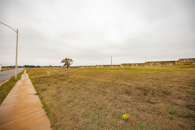 view of yard featuring a rural view