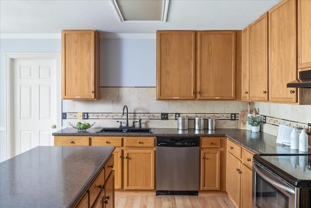 kitchen with light wood-style flooring, a sink, stainless steel appliances, crown molding, and backsplash