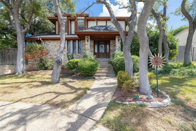 view of front facade featuring a front lawn