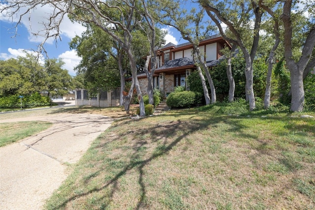 view of front of house with a front lawn