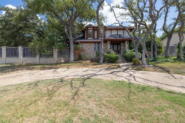 view of front facade featuring a front yard