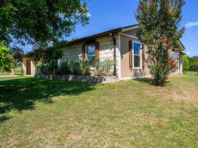 single story home featuring a front yard