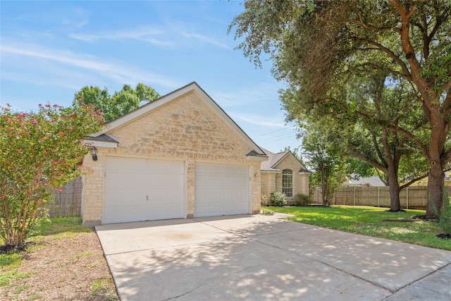 view of front of home featuring a front yard