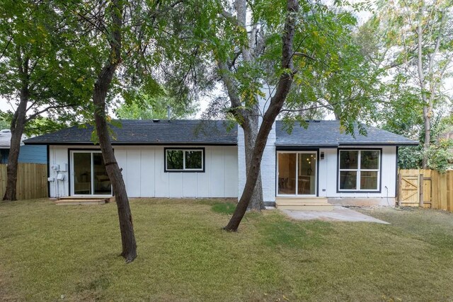 back of house featuring a yard