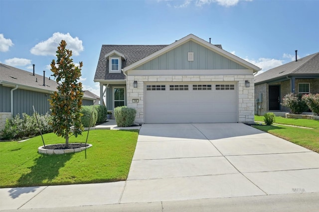 view of front of house featuring a front lawn and a garage