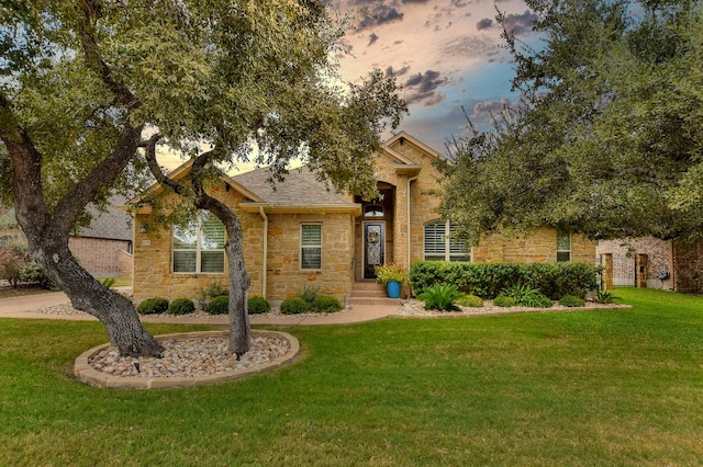 view of front of house featuring a yard