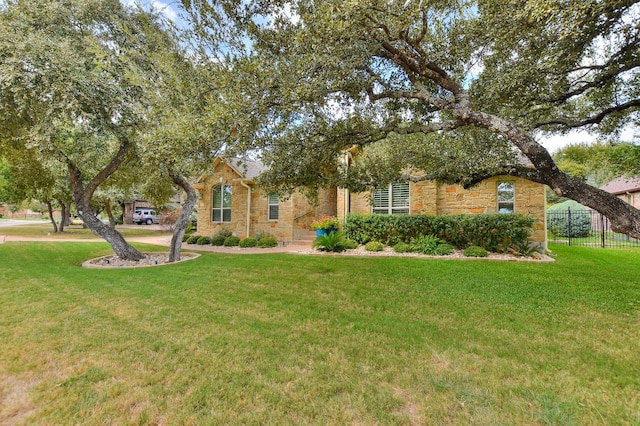 view of front facade featuring a front yard