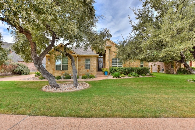 view of front of home featuring a front lawn