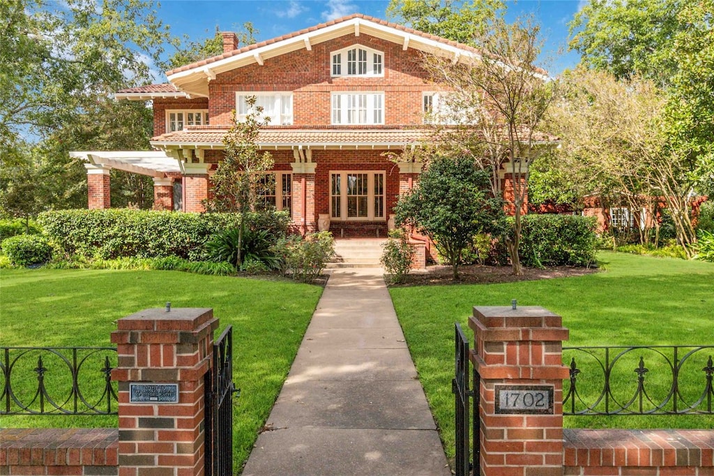 view of front of property with a front lawn