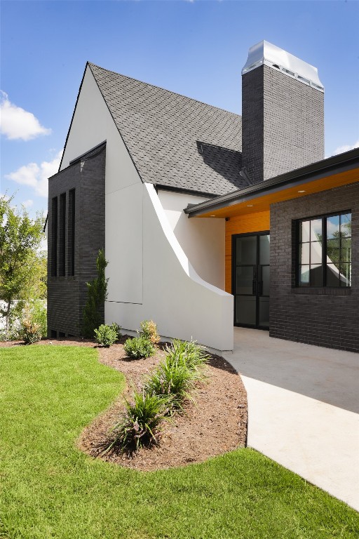 view of front of home featuring a front lawn