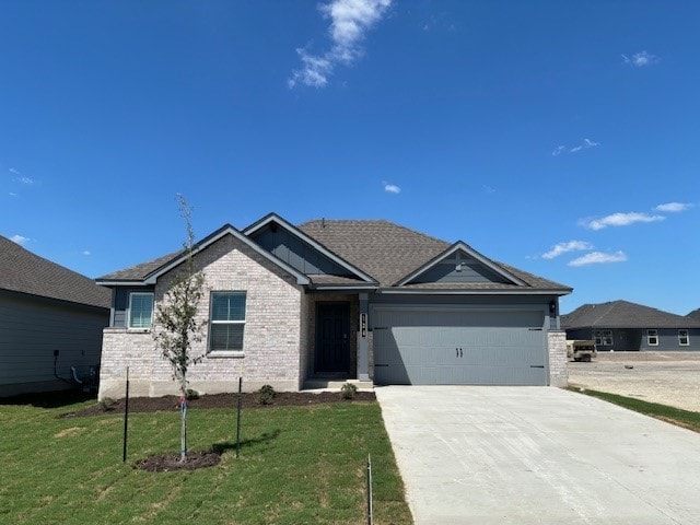 view of front of home featuring a front yard and a garage