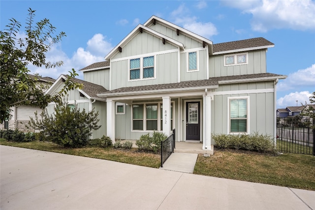 craftsman-style house featuring a front yard