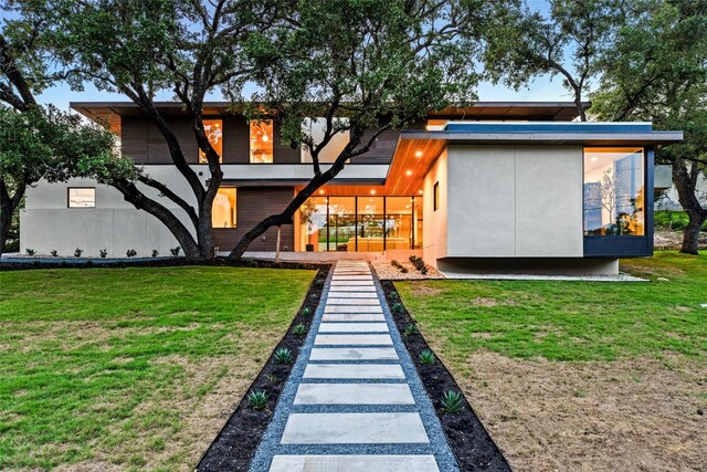 view of front of home featuring a front yard