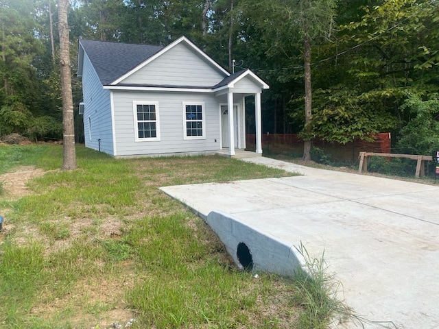 view of front of home featuring a front yard