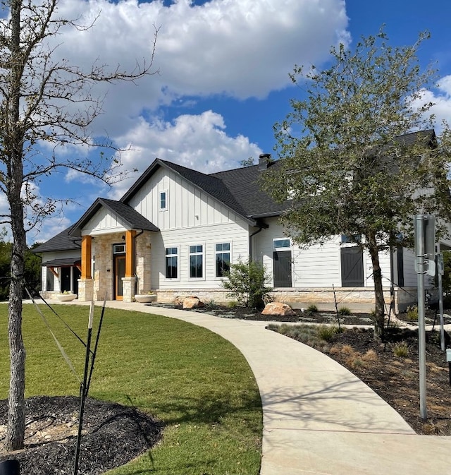 view of front of property featuring a front yard