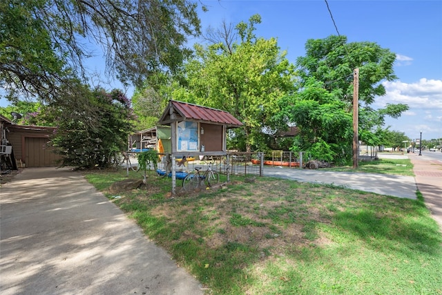 view of front facade featuring a front lawn