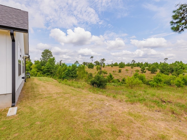 view of yard featuring a rural view