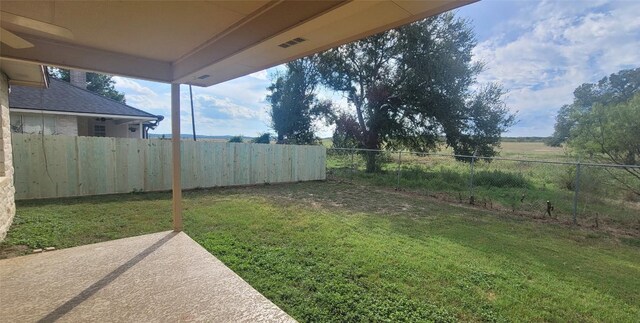 view of yard featuring a patio area