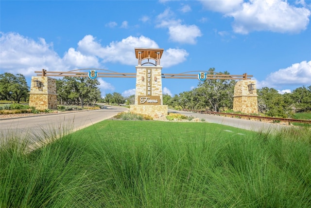 view of property's community featuring a lawn