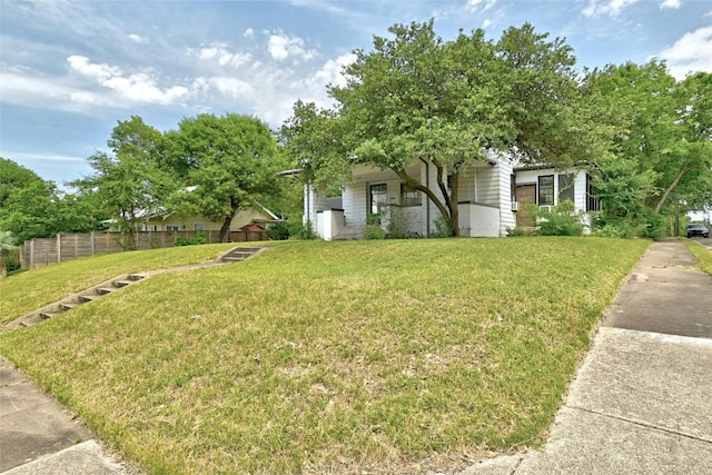 view of front of house featuring a front yard