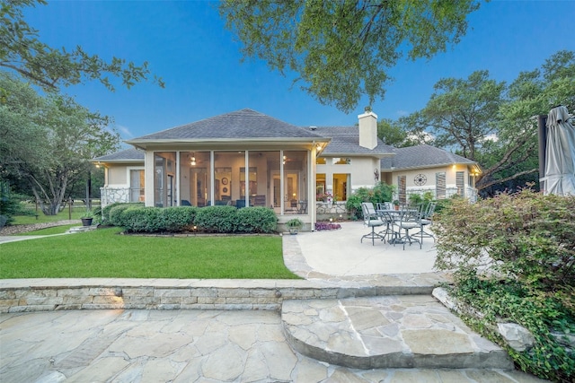 view of front facade featuring a patio area and a front yard