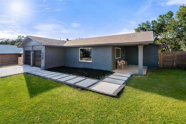 view of front facade featuring a front yard and a garage