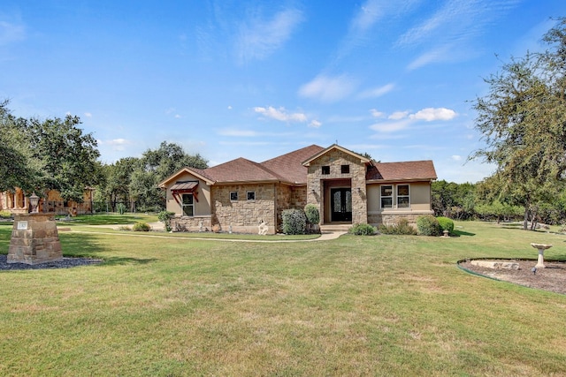 view of front of property featuring a front lawn