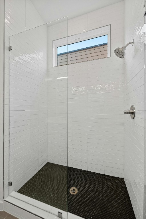 bathroom featuring a tile shower