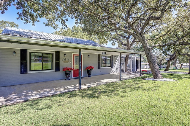 single story home featuring a front lawn