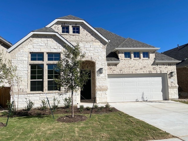 view of front of house featuring a front lawn