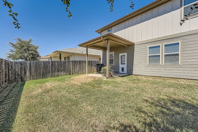 view of yard featuring a patio area