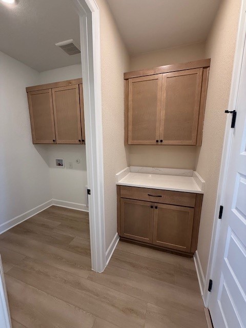 552 Raleigh Dr, Georgetown, TX 78633 - laundry room with baseboards, visible vents, light wood-style floors, and washer hookup