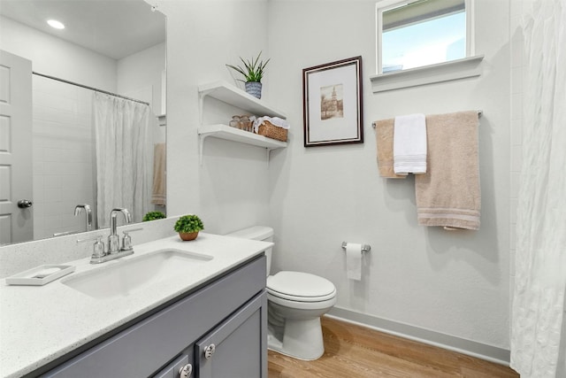 full bath featuring toilet, vanity, wood finished floors, a shower with curtain, and baseboards