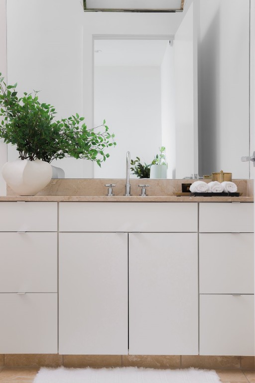 bathroom featuring sink