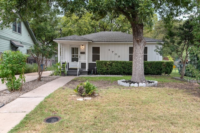 view of front of property with a front lawn and covered porch