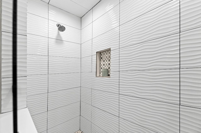 bathroom featuring a tile shower