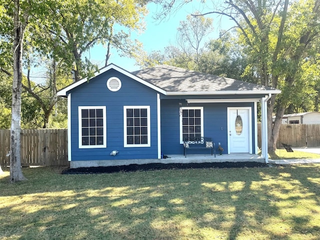 view of front of house featuring a front lawn