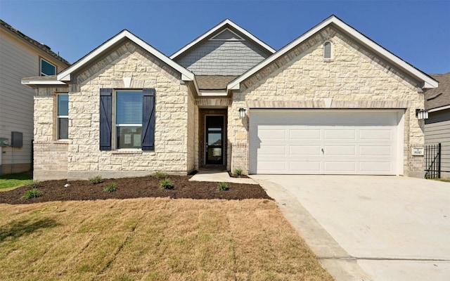 view of front facade featuring a garage and a front yard