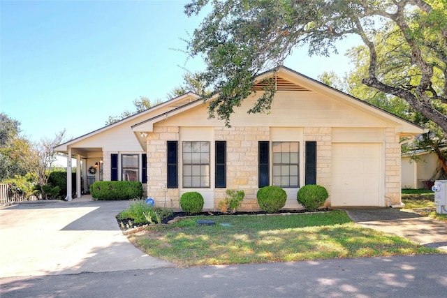 view of front of property featuring driveway