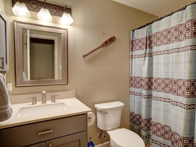 bathroom featuring a shower with shower curtain, vanity, and toilet