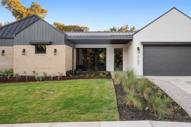 view of front of home featuring a garage and a front yard